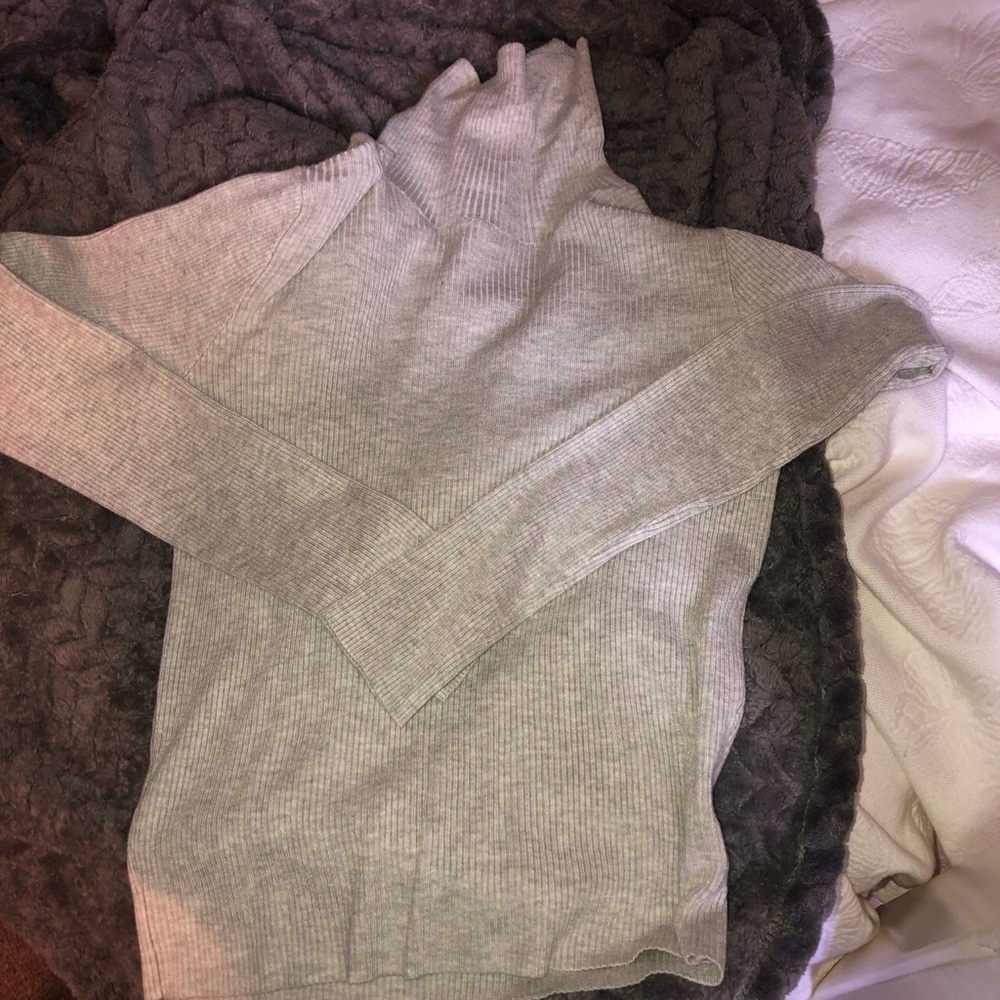 BRANDY MELVILLE TURTLENECK